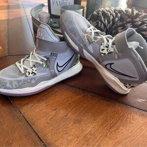 Nike Youth Kyrie Infinity Basketball Shoe Size 3 Youth